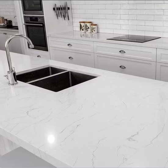 Pierre naturelle préfabriquée blanche de Carrare, pierre de quartz d'ingénierie artificielle/surface solide/granit/comptoir en marbre pour cuisine et salle de bains